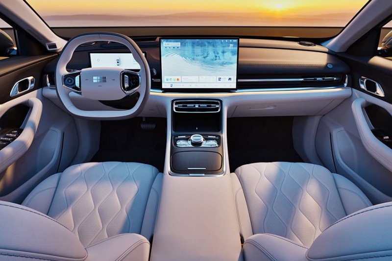 Седан Geely Galaxy A7 выходит на рынок: размером с Toyota Camry, но гораздо дешевле