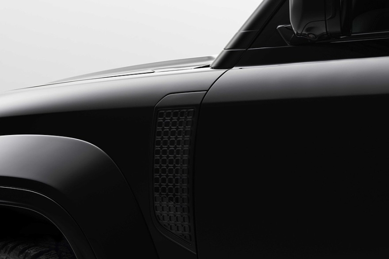 «Слился с тьмой»: у внедорожника Land Rover Defender Octa появился «затемнённый» вариант