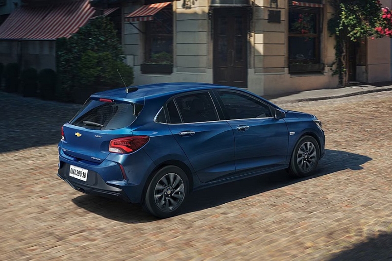 Теряющий покупателей Chevrolet Onix пережил рестайлинг: официальные фото