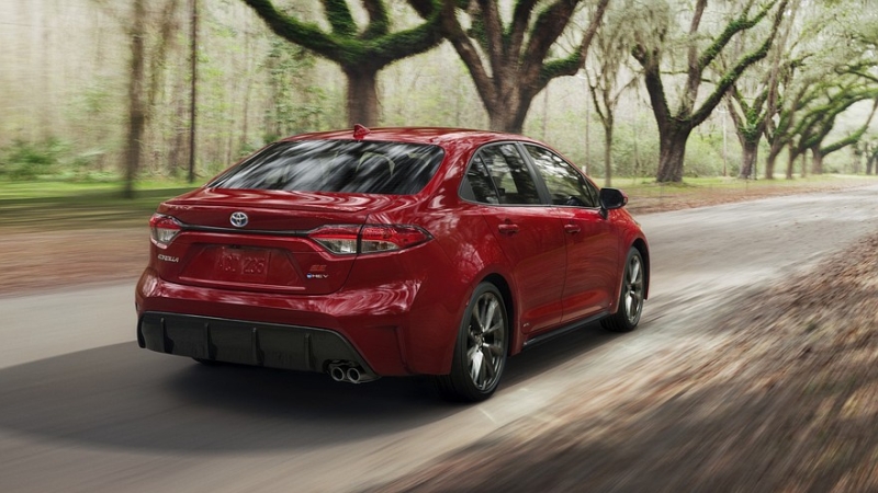 Toyota освежила свой бюджетный седан: Corolla получила скромные обновки и слегка подорожала