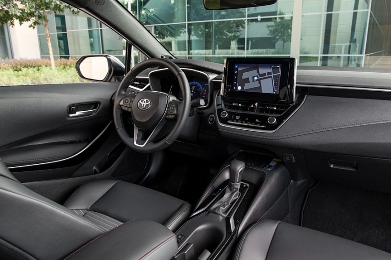 Toyota освежила свой бюджетный седан: Corolla получила скромные обновки и слегка подорожала