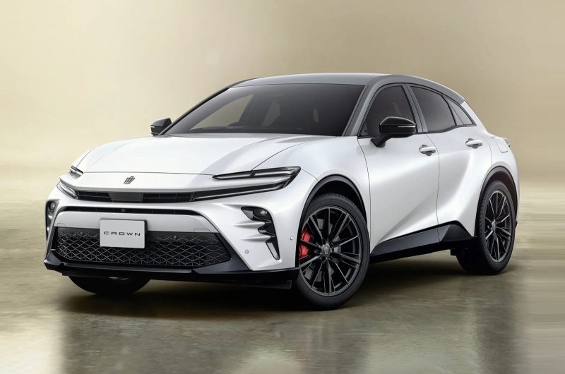 У кроссовера Toyota Crown Sport появилась пара новых версий – базовая и юбилейная