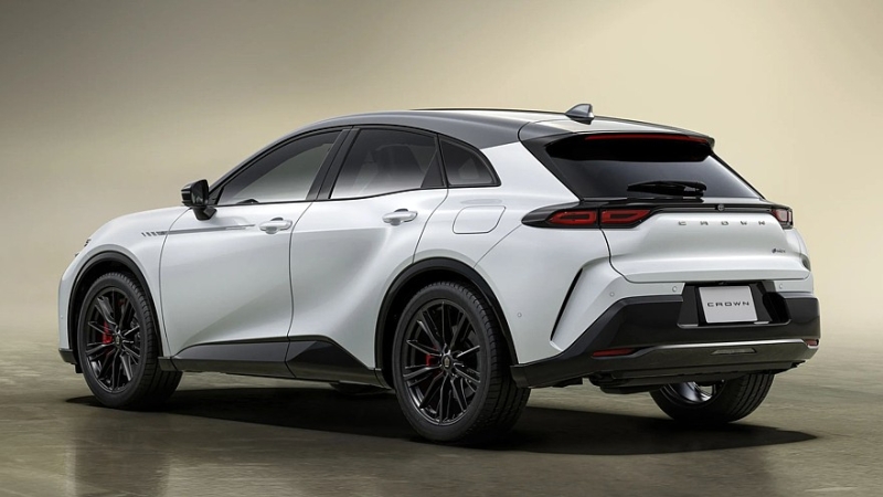 У кроссовера Toyota Crown Sport появилась пара новых версий – базовая и юбилейная