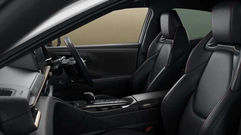 У кроссовера Toyota Crown Sport появилась пара новых версий – базовая и юбилейная