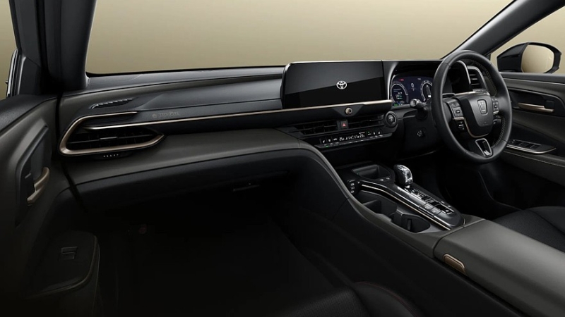 У кроссовера Toyota Crown Sport появилась пара новых версий – базовая и юбилейная