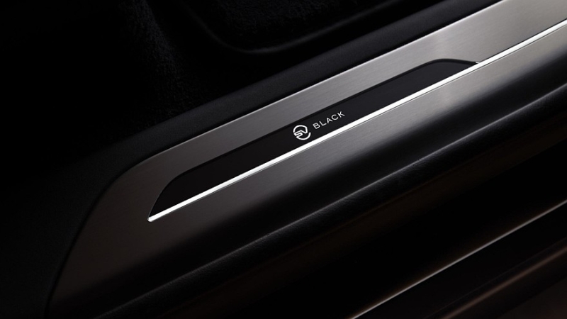 У внедорожника Range Rover SV появилась новая «затемнённая» версия для меломанов