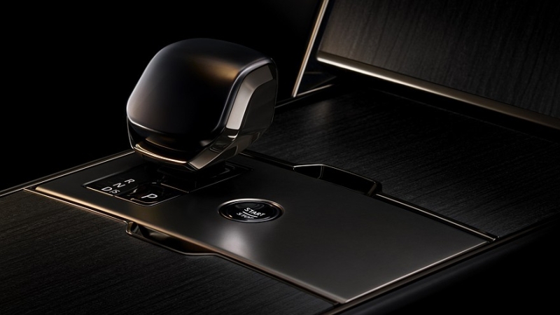 У внедорожника Range Rover SV появилась новая «затемнённая» версия для меломанов