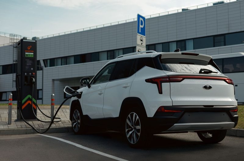 «Газпром нефть» развивает сеть электрозарядных станций «Розетка» в Петербурге