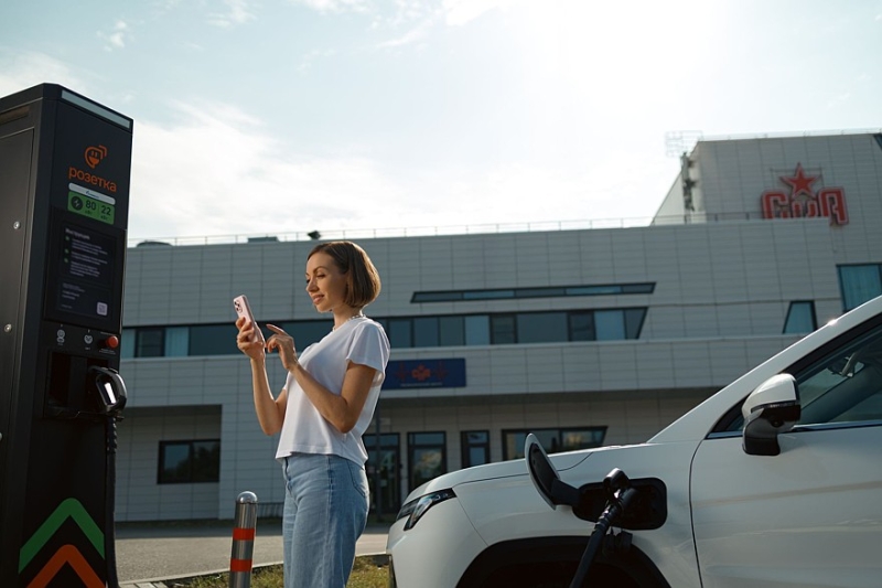 «Газпром нефть» развивает сеть электрозарядных станций «Розетка» в Петербурге