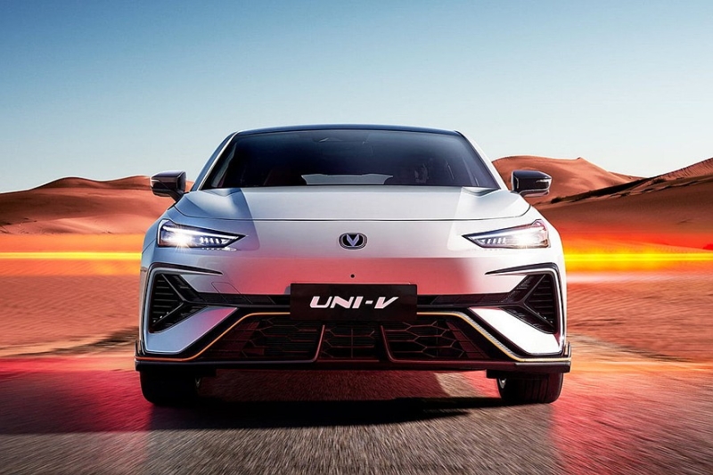 Новый Changan Uni-V выходит на рынок: перекроенный салон и более мощные моторы