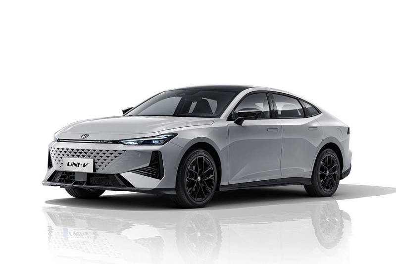 Новый Changan Uni-V выходит на рынок: перекроенный салон и более мощные моторы