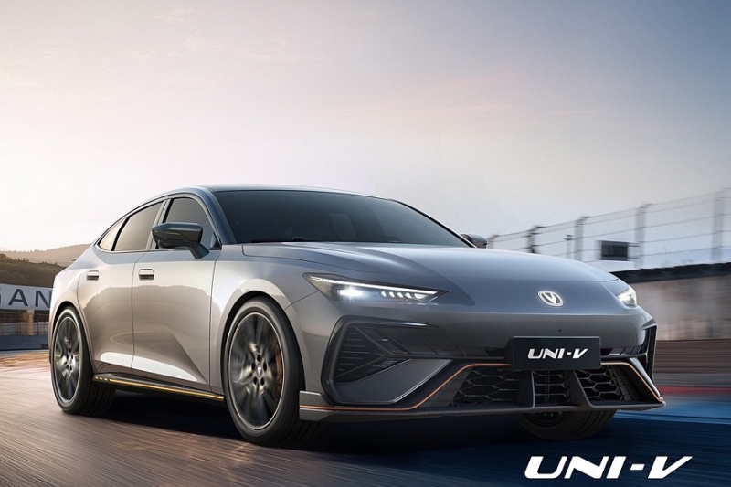 Новый Changan Uni-V выходит на рынок: перекроенный салон и более мощные моторы