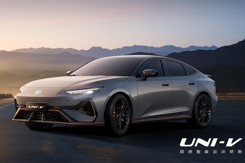 Новый Changan Uni-V выходит на рынок: перекроенный салон и более мощные моторы