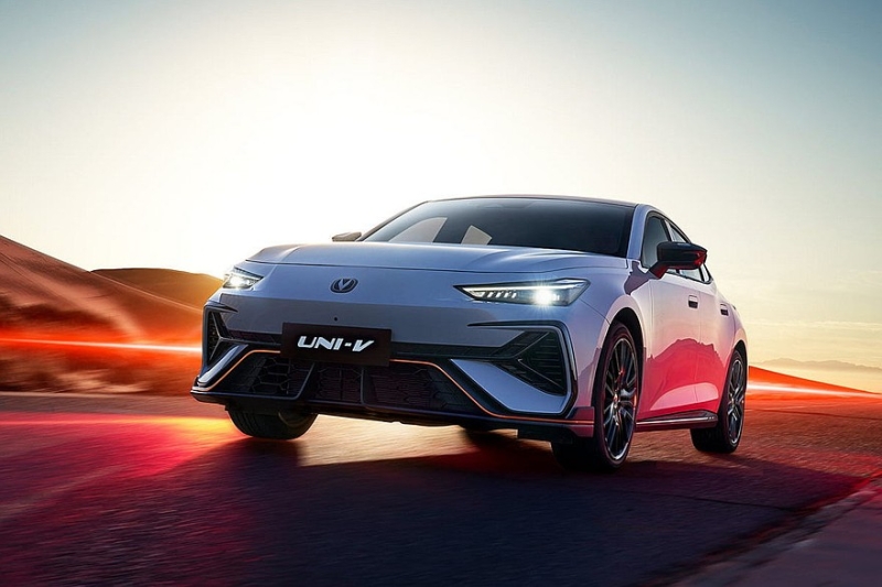 Новый Changan Uni-V выходит на рынок: перекроенный салон и более мощные моторы