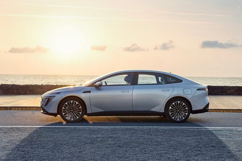 Новый седан Nissan N6 показали на официальных фото