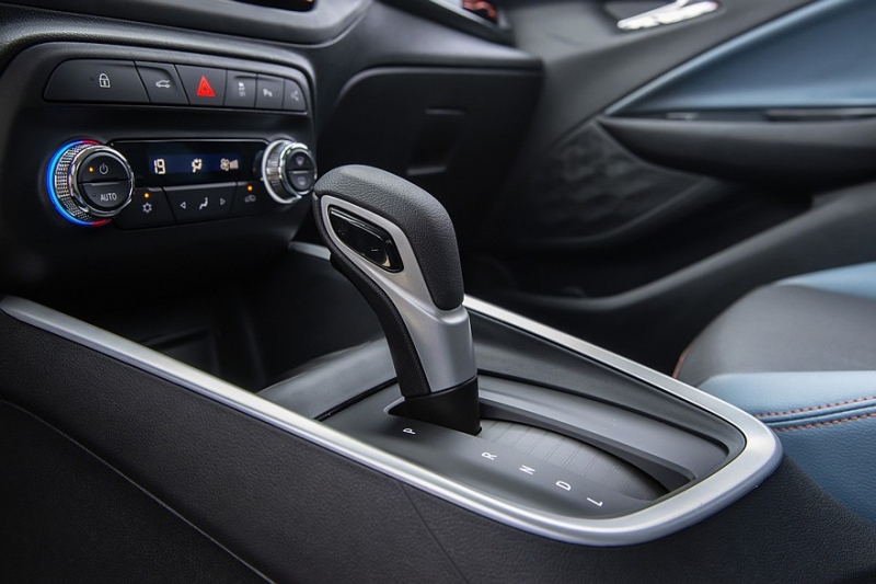 Обновлённый Chevrolet Onix: «живые» фото, подешевевшая база и другие уточнения