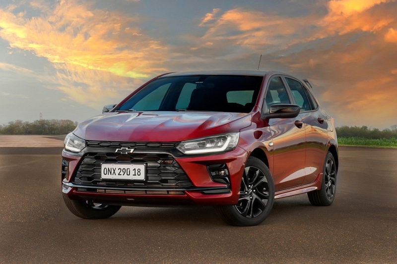 Обновлённый Chevrolet Onix: «живые» фото, подешевевшая база и другие уточнения