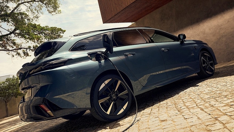 Обновлённый Peugeot 308: двухэтажные фары без подтёков и технические доработки