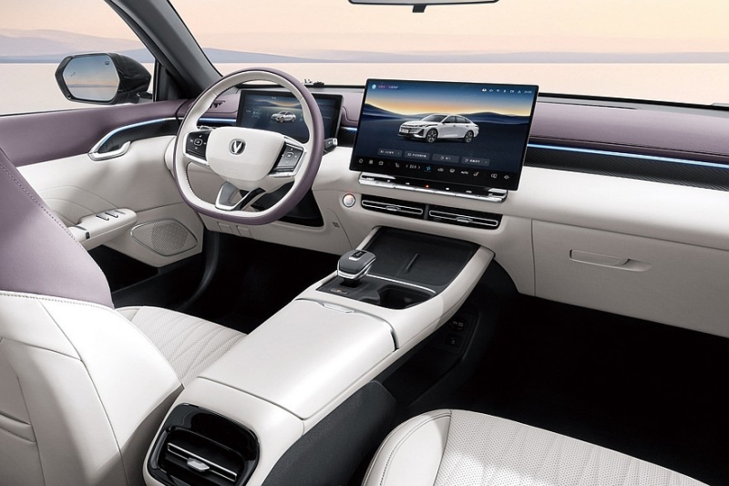 Changan Eado, он же Lamore или Uni-L: седан с новым салоном доступен сразу со скидками