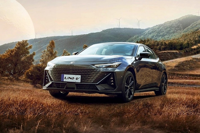 Changan превратил Uni в отдельный бренд для России и расширил его гамму за счёт седана