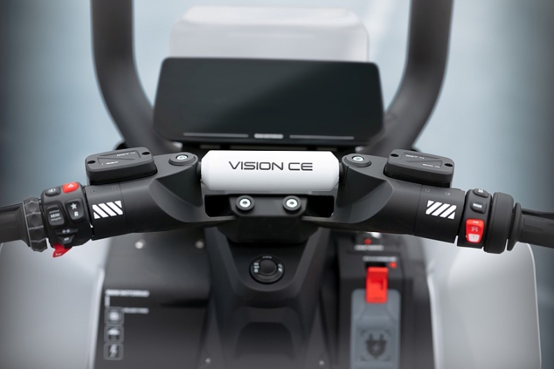 Давай опять попробуем без шлема: BMW представила новый скутер с крышей