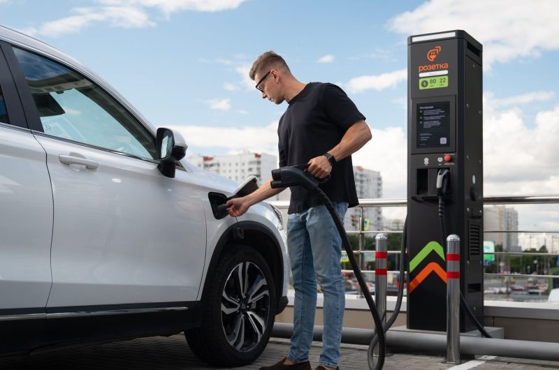 «Газпром нефть» развивает электрозарядную инфраструктуру в столице