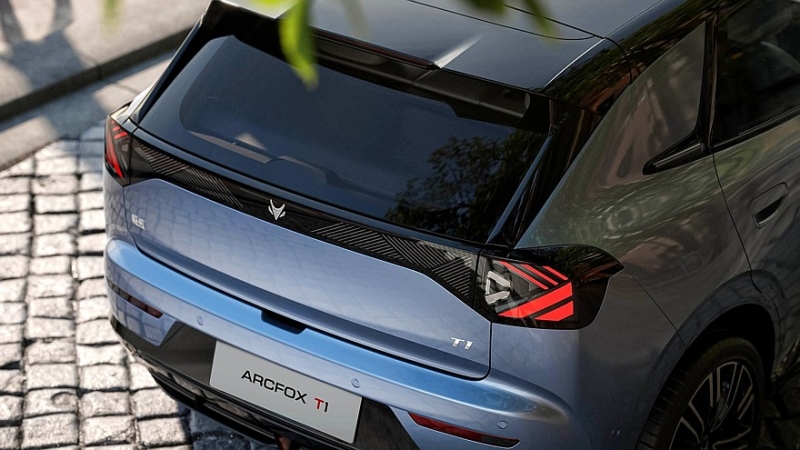 Хэтчбек Arcfox T1 размером с VW Golf выходит на рынок по цене Лады Гранты