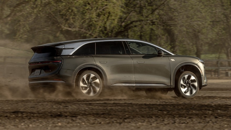 Lucid принимает заказы на большой кроссовер Gravity и разрабатывет три среднеразмерных модели