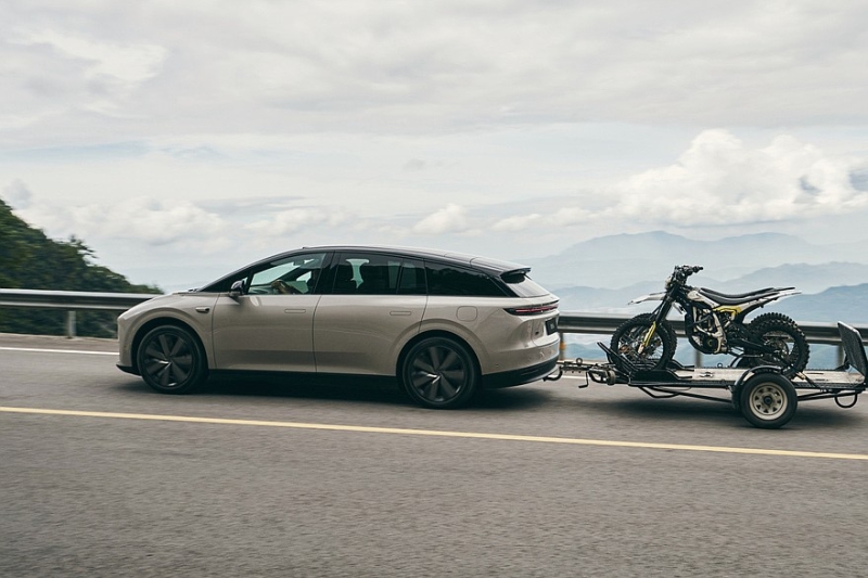 Младший кроссовер Li i6 показал свой салон