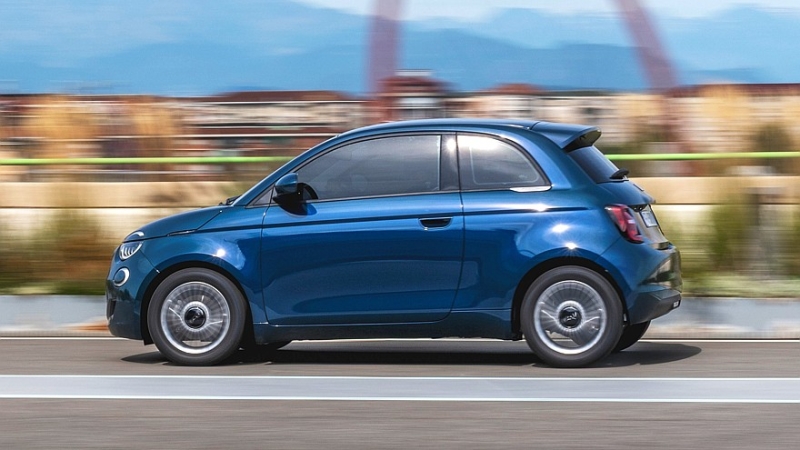 Новый бензиновый Fiat 500: раскрыты технические характеристики и цена дебютной версии