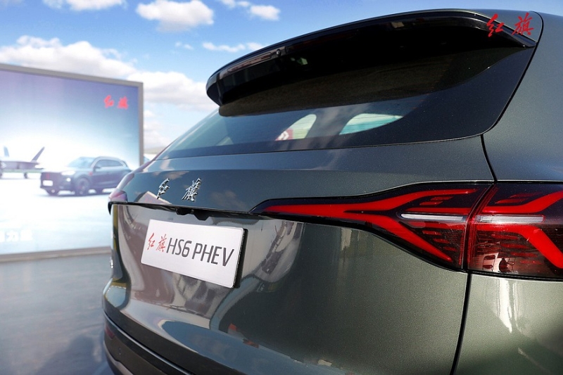 Показан новый кроссовер Hongqi HS6: облик в фирменном стиле и гигантское табло