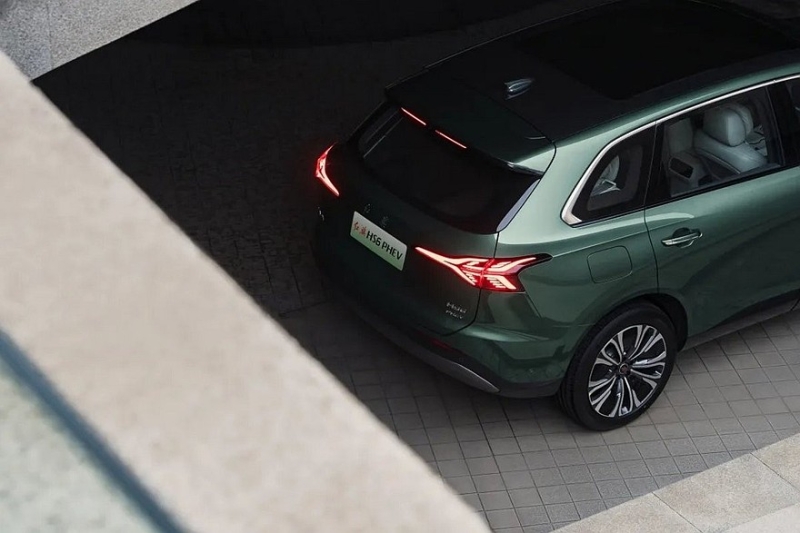 Показан новый кроссовер Hongqi HS6: облик в фирменном стиле и гигантское табло