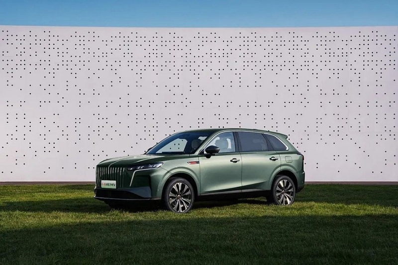 Показан новый кроссовер Hongqi HS6: облик в фирменном стиле и гигантское табло