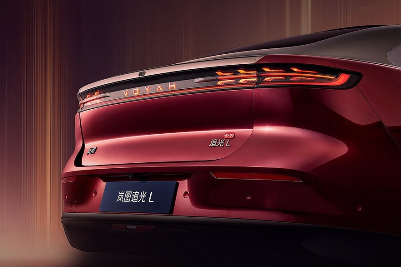 Роскошный полноприводный седан Voyah Passion L показался на новых официальных фото