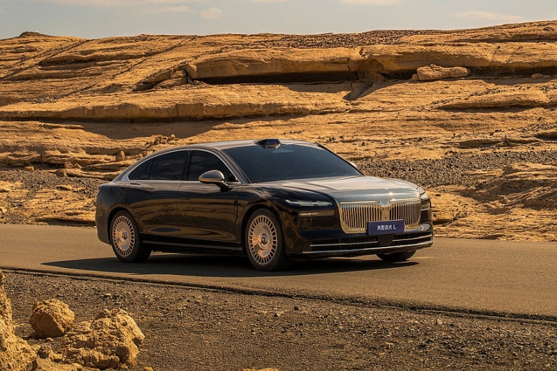 Роскошный полноприводный седан Voyah Passion L показался на новых официальных фото