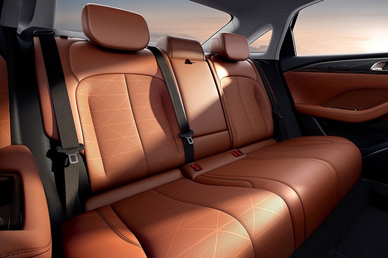 Седан Geely Emgrand нового поколения: показан интерьер