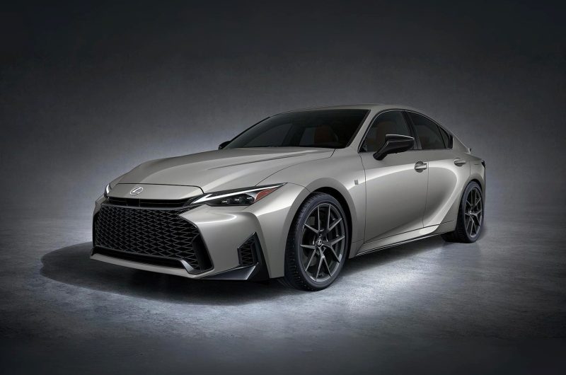 Стареющий Lexus IS опять обновлён: без V8, но с новым салоном и доработанным шасси