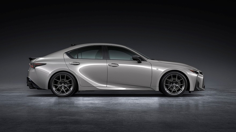Стареющий Lexus IS опять обновлён: без V8, но с новым салоном и доработанным шасси
