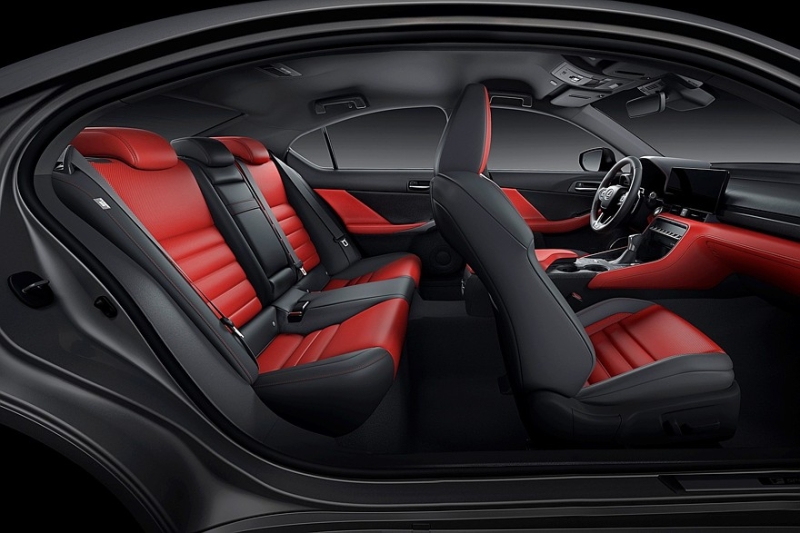 Стареющий Lexus IS опять обновлён: без V8, но с новым салоном и доработанным шасси