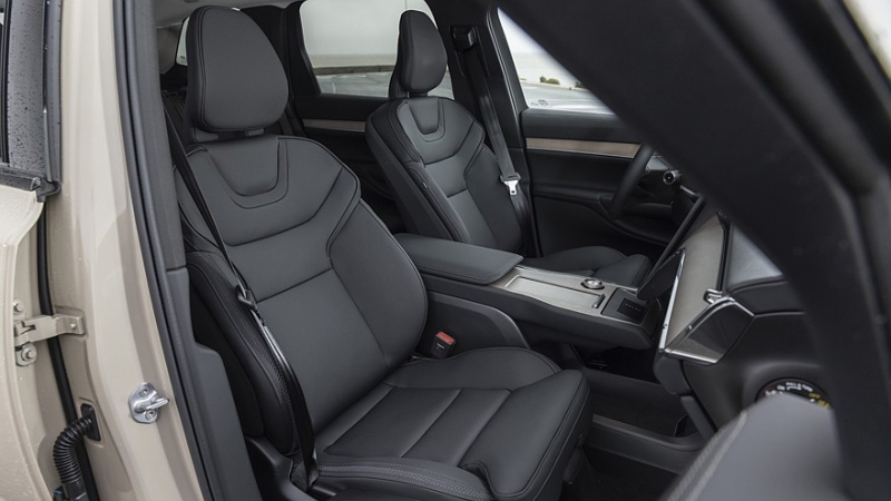 Трёхрядный кроссовер Volvo EX90 получил технические обновки: теперь он заряжается быстрее