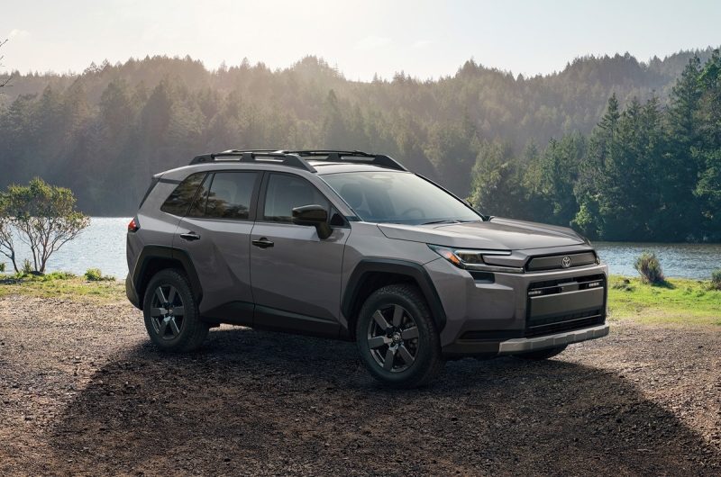 У Toyota Land Cruiser Prado и RAV4 могут появиться электрические версии