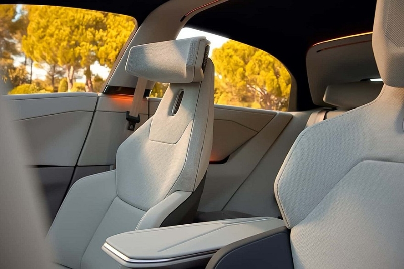 Главные премьеры Toyota: кросс-купе Century и новая Corolla