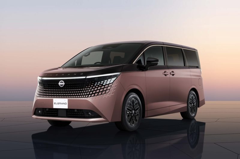 Nissan рассекретил внешность и салон минивэна Elgrand нового поколения