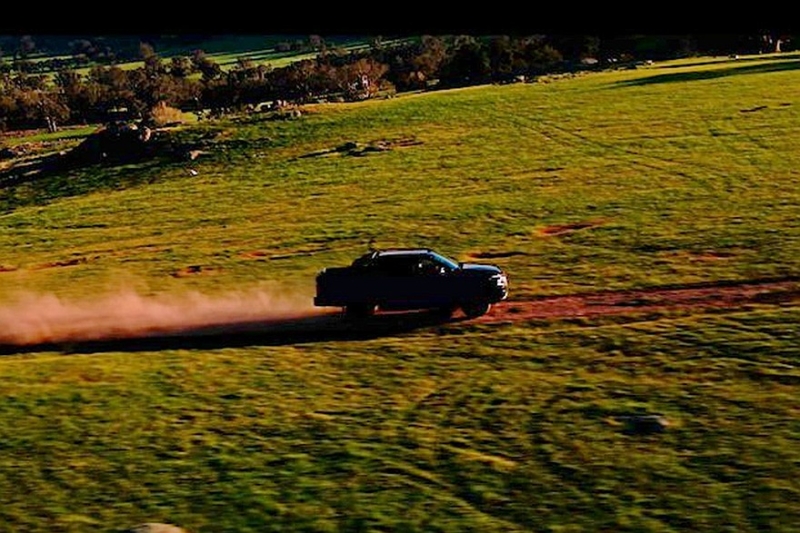 Новый пикап Nissan Navara на базе Mitsubishi L200: официальные кадры и дата премьеры