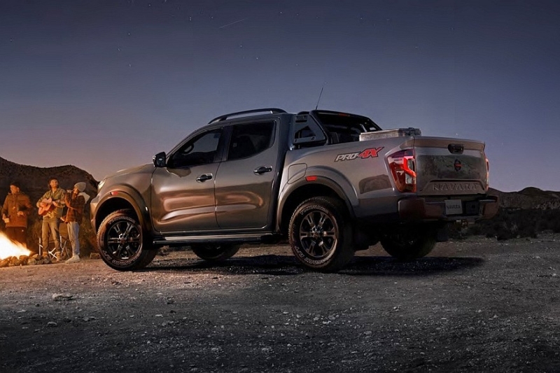 Новый пикап Nissan Navara на базе Mitsubishi L200: официальные кадры и дата премьеры