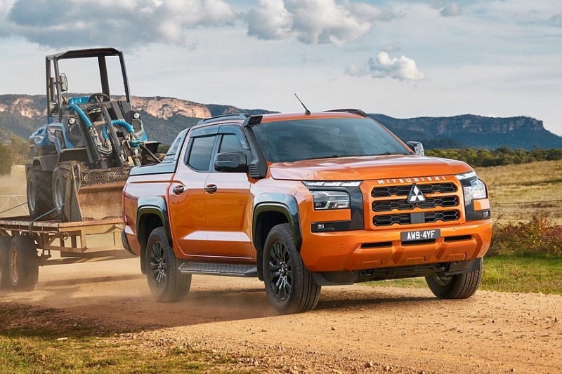 Новый пикап Nissan Navara на базе Mitsubishi L200: официальные кадры и дата премьеры