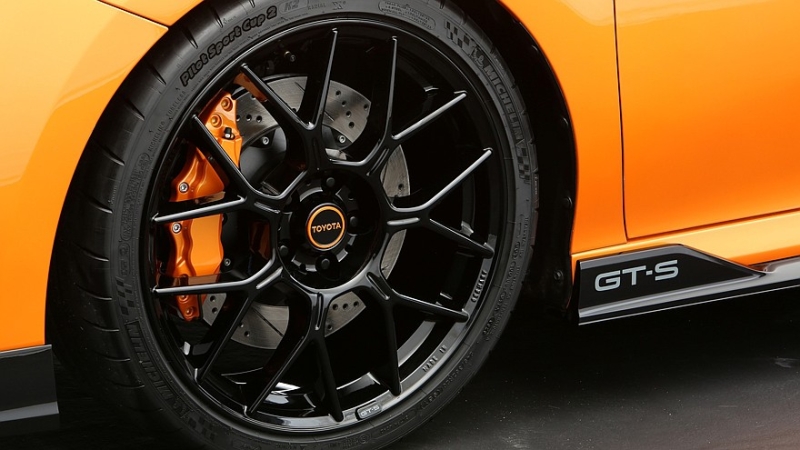 Toyota Camry GT-S: заниженная подвеска, мощные тормоза, яркий декор и слабый мотор