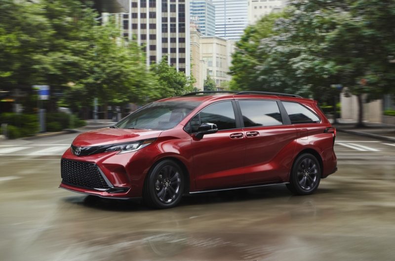 Toyota Sienna получила ряд полезных обновок и прибавила в цене
