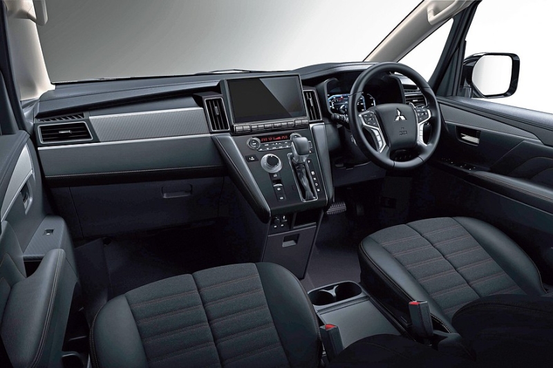 Внедорожный минивэн Mitsubishi Delica: очередной рестайлинг вместо нового поколения