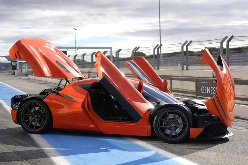 Две новинки от Genesis: серийный спортивный кроссовер GV60 Magma и будущий суперкар